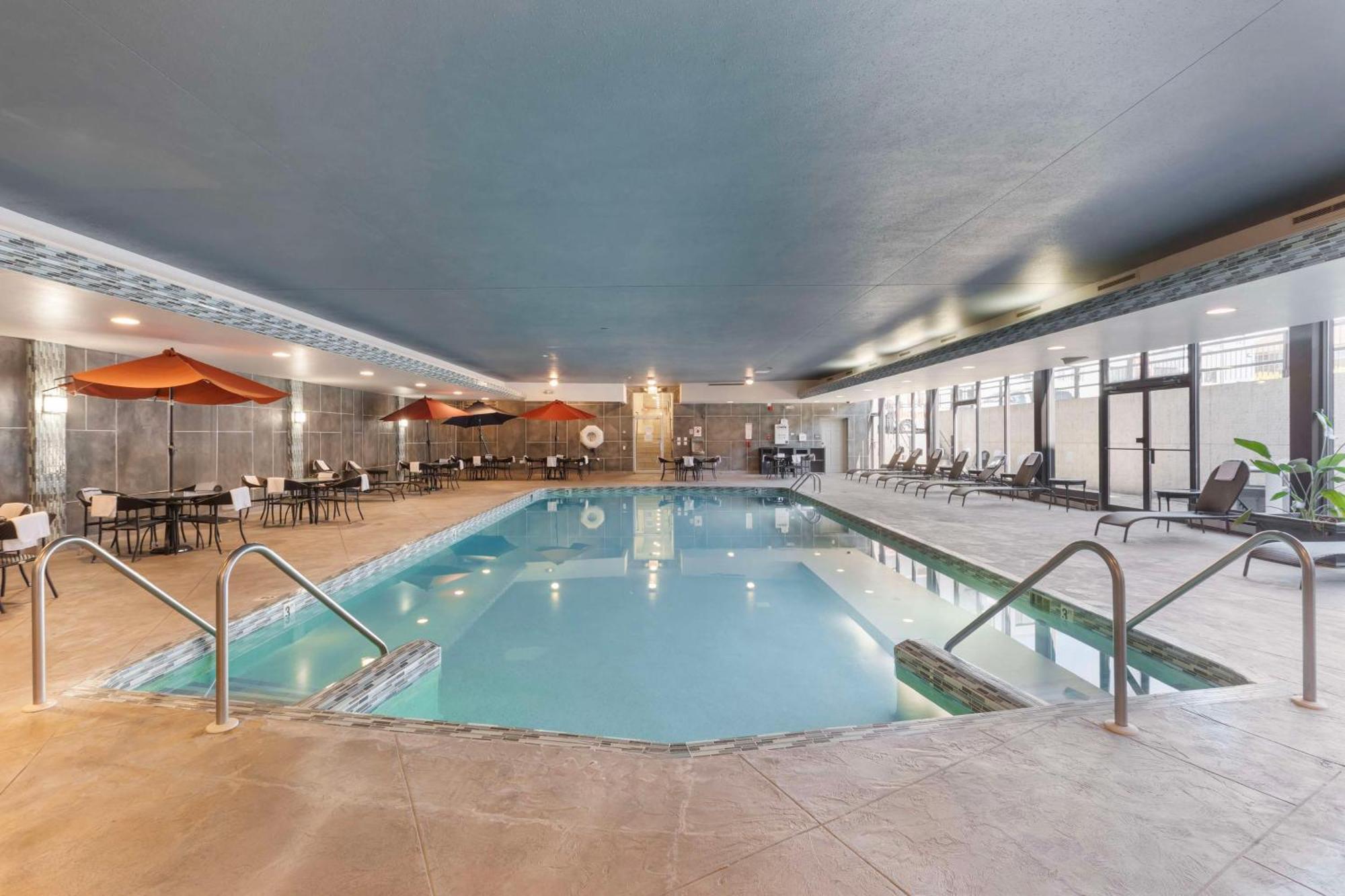 Best Western Plus Milwaukee West Exteriör bild
