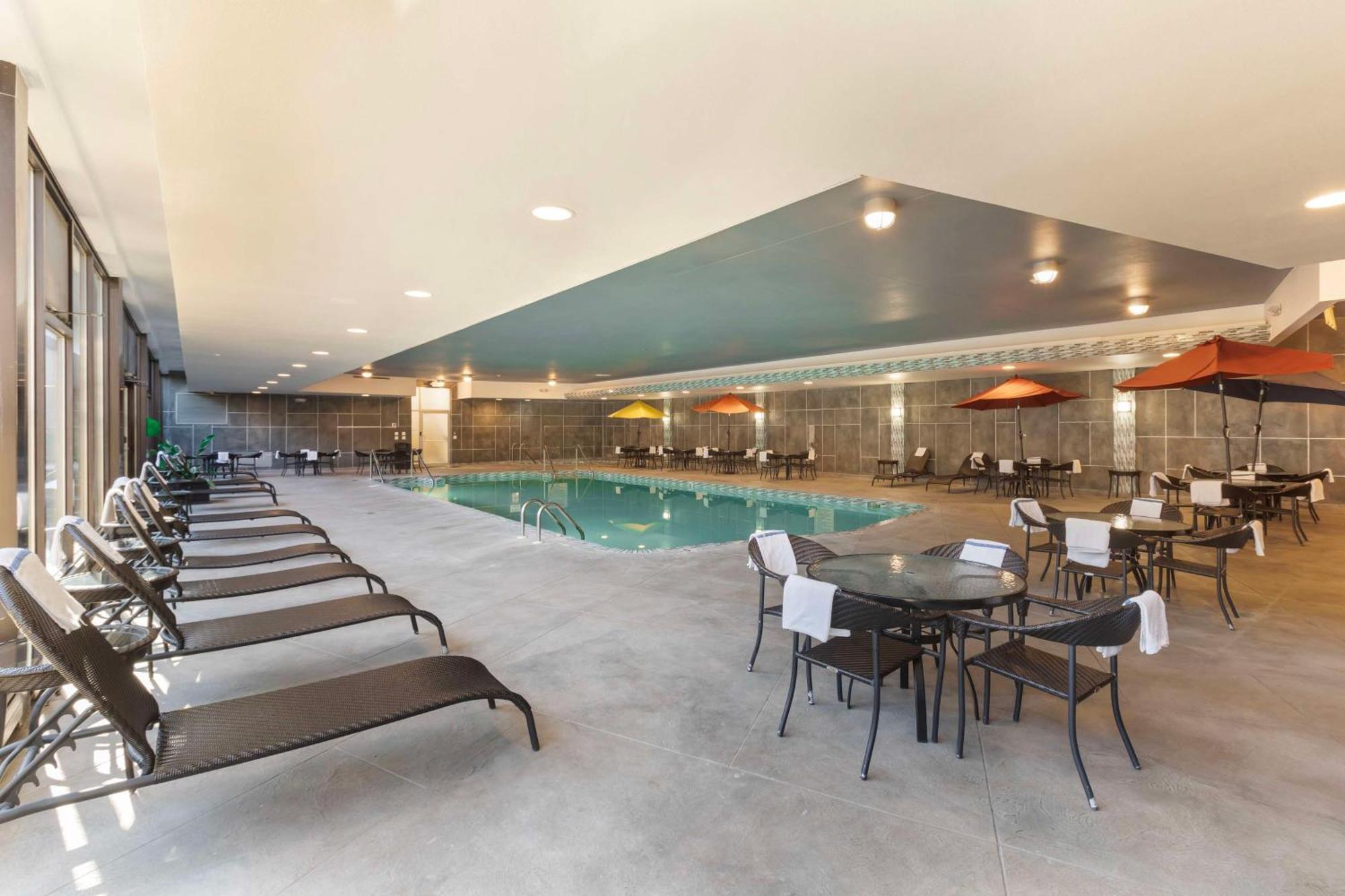 Best Western Plus Milwaukee West Exteriör bild